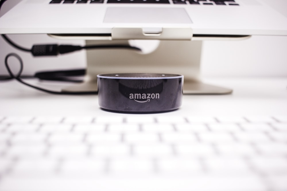 Amazon Echo Dot vicino al laptop sul supporto