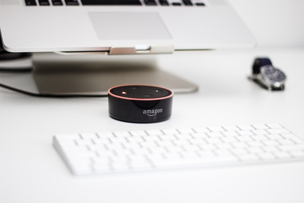 schwarzer Amazon Echo Dot Lautsprecher neben der Apple Magic Mouse