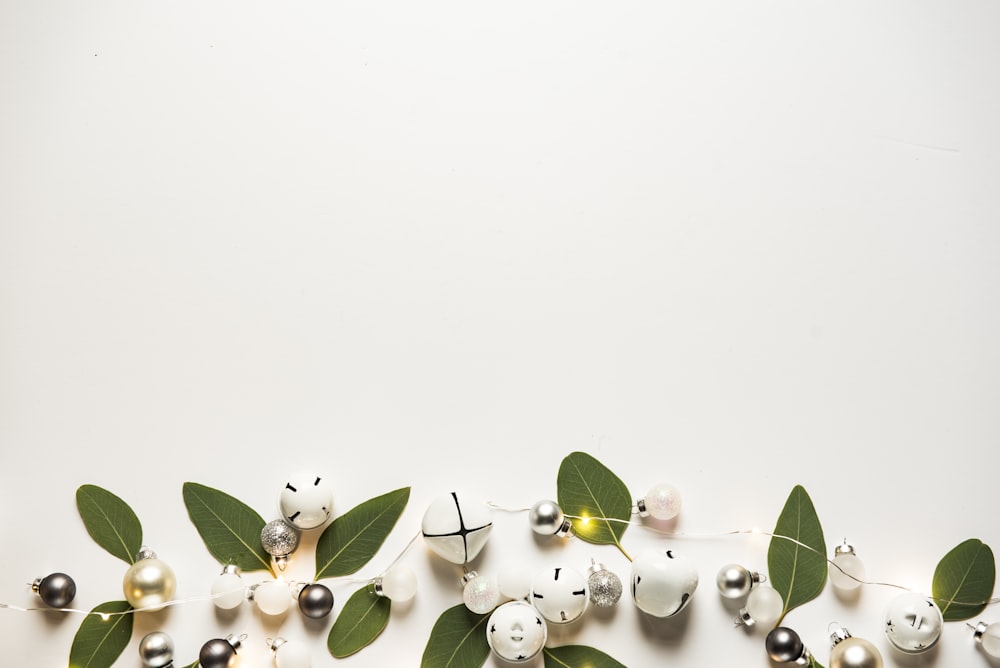 Boules de Noël blanches et clochettes de traîneau