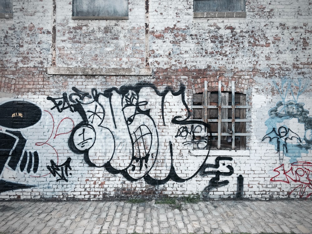 Mit Graffiti bemalte Backsteinmauer