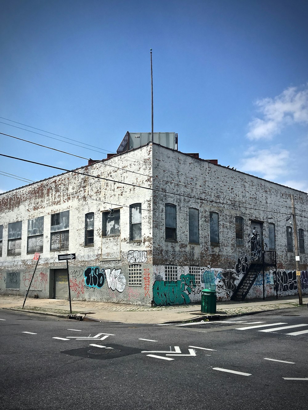 Eckfoto eines mittelhohen Gebäudes aus grauem Beton