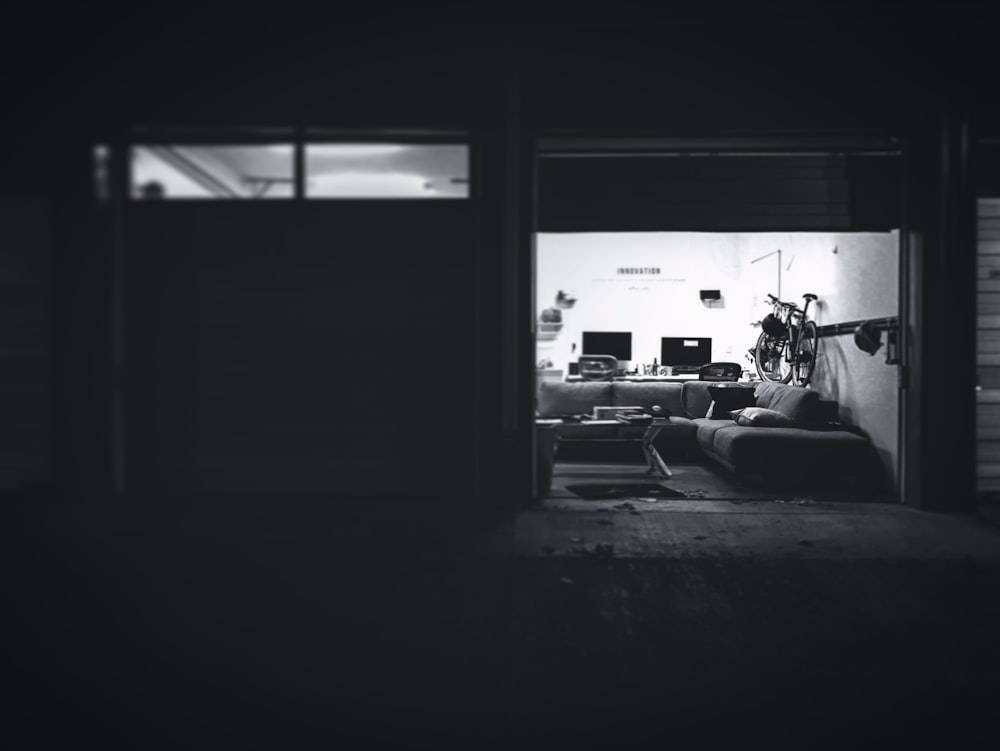 Schwarz-Weiß-Foto der Couch