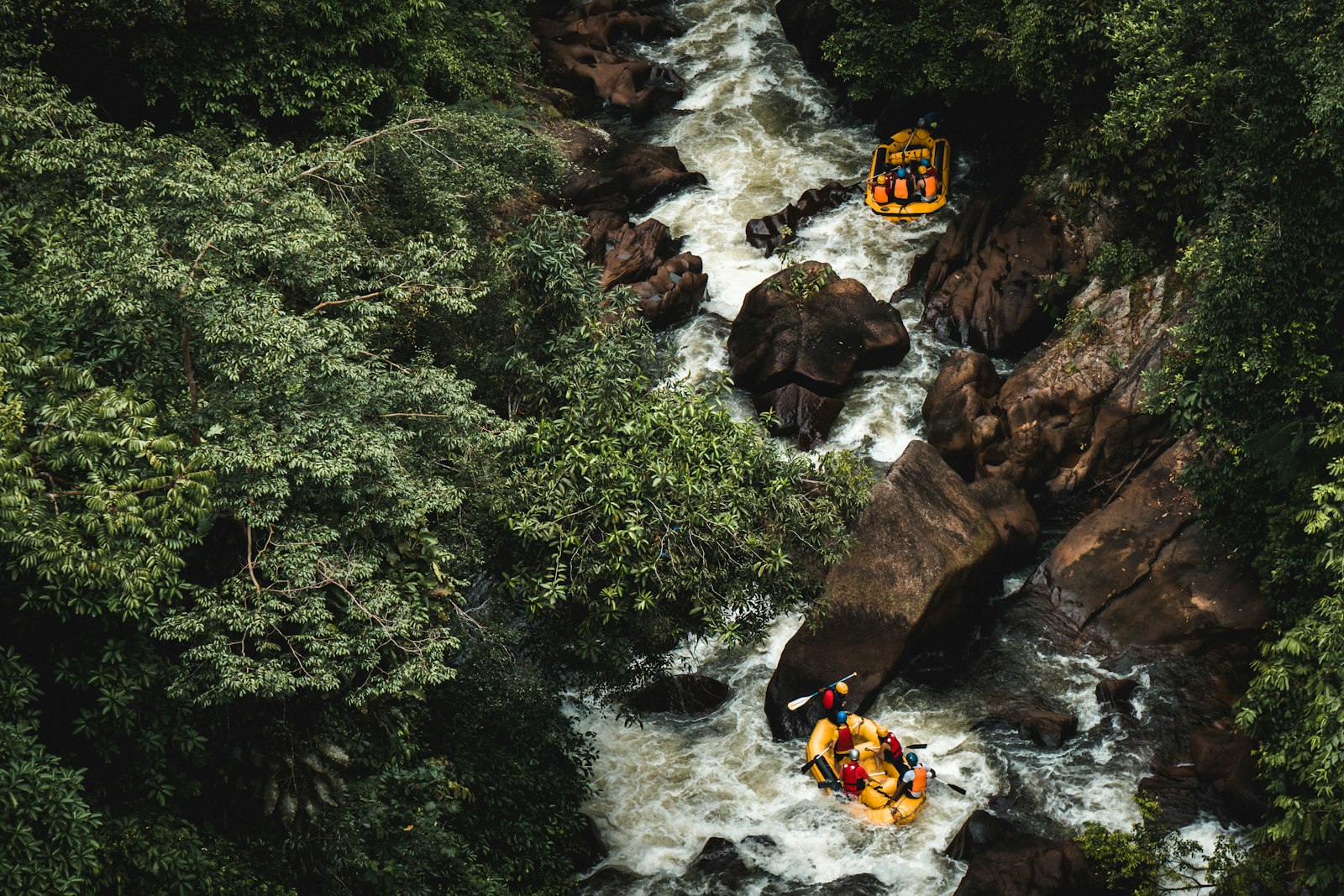 Sony a6500 + Sony Vario-Tessar T* E 16-70mm F4 ZA OSS sample photo. People rafting in the photography