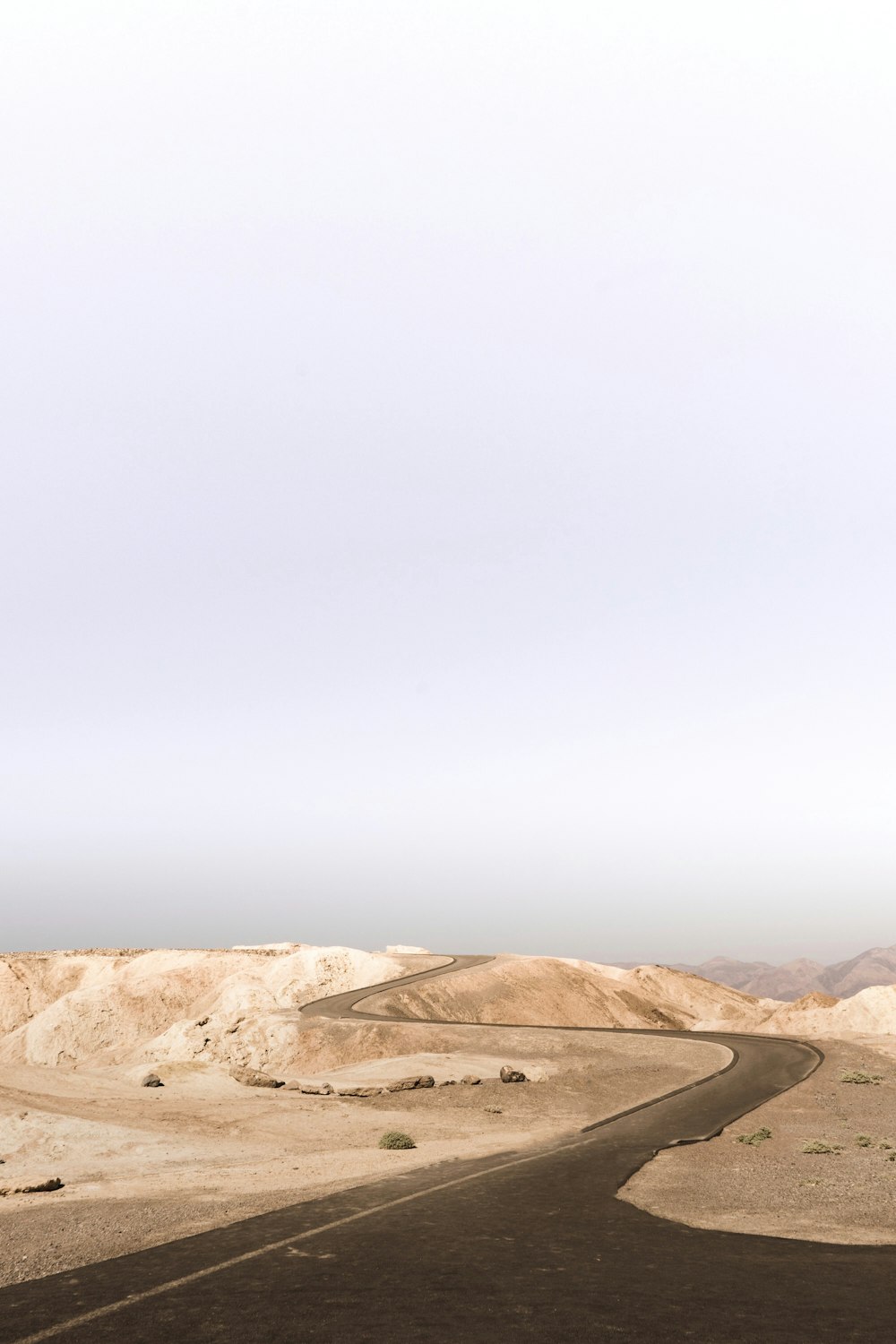 낮 동안 사막의 회색 아스팔트 도로
