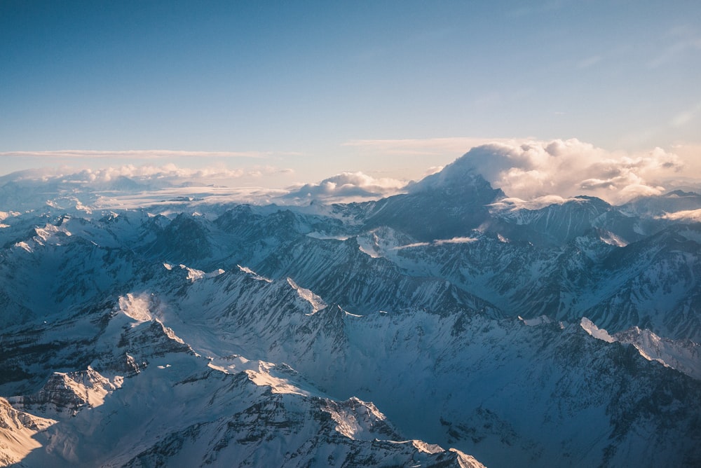 Photographie aérienne de la montagne enneigée