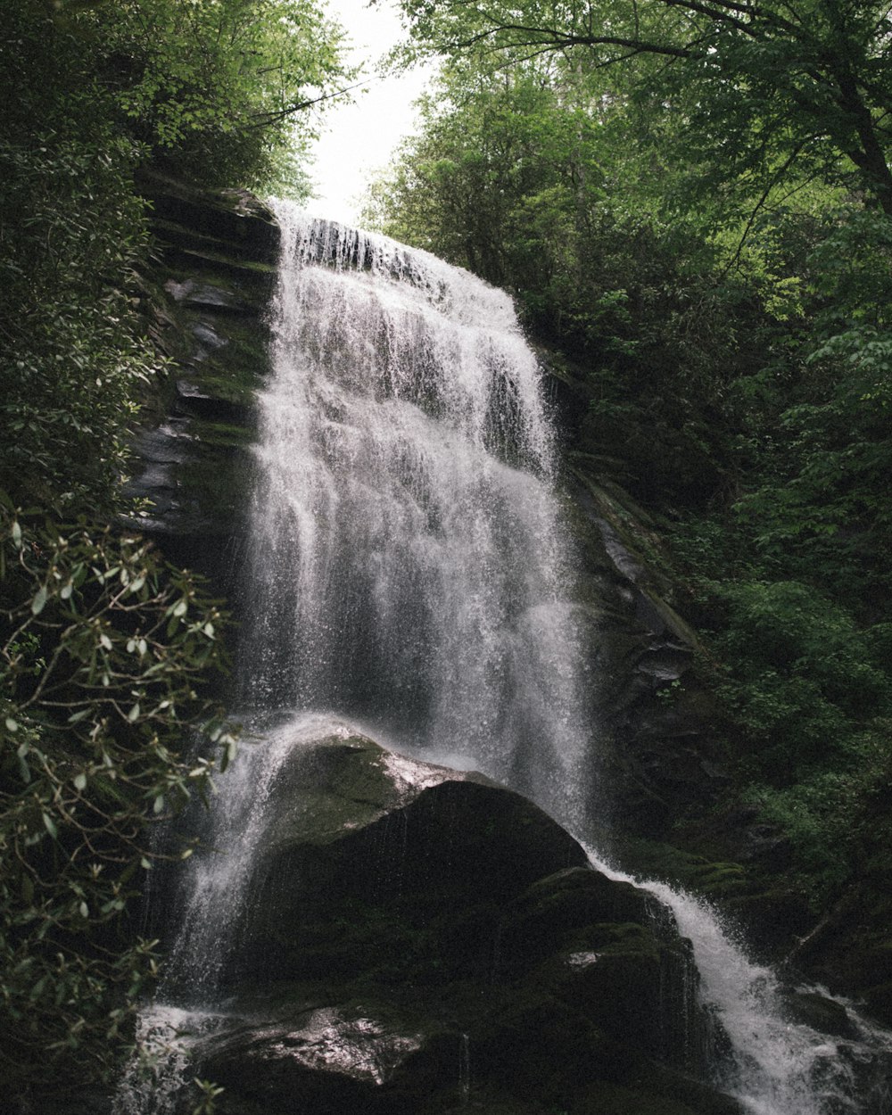 l’eau qui tombe au-dessus