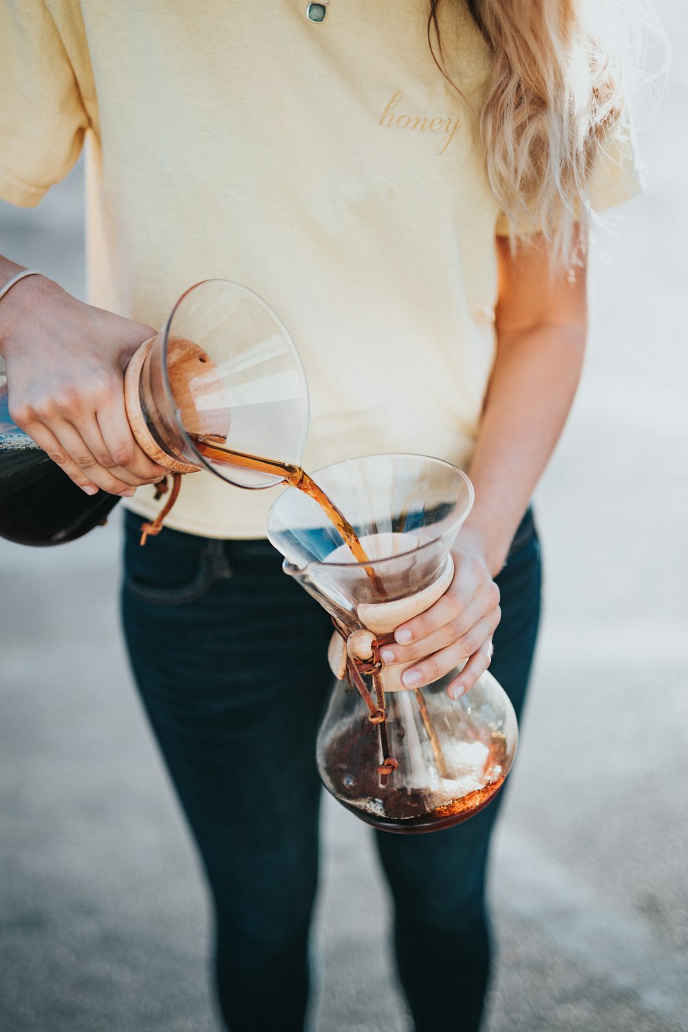 femme versant du liquide sur le bocal