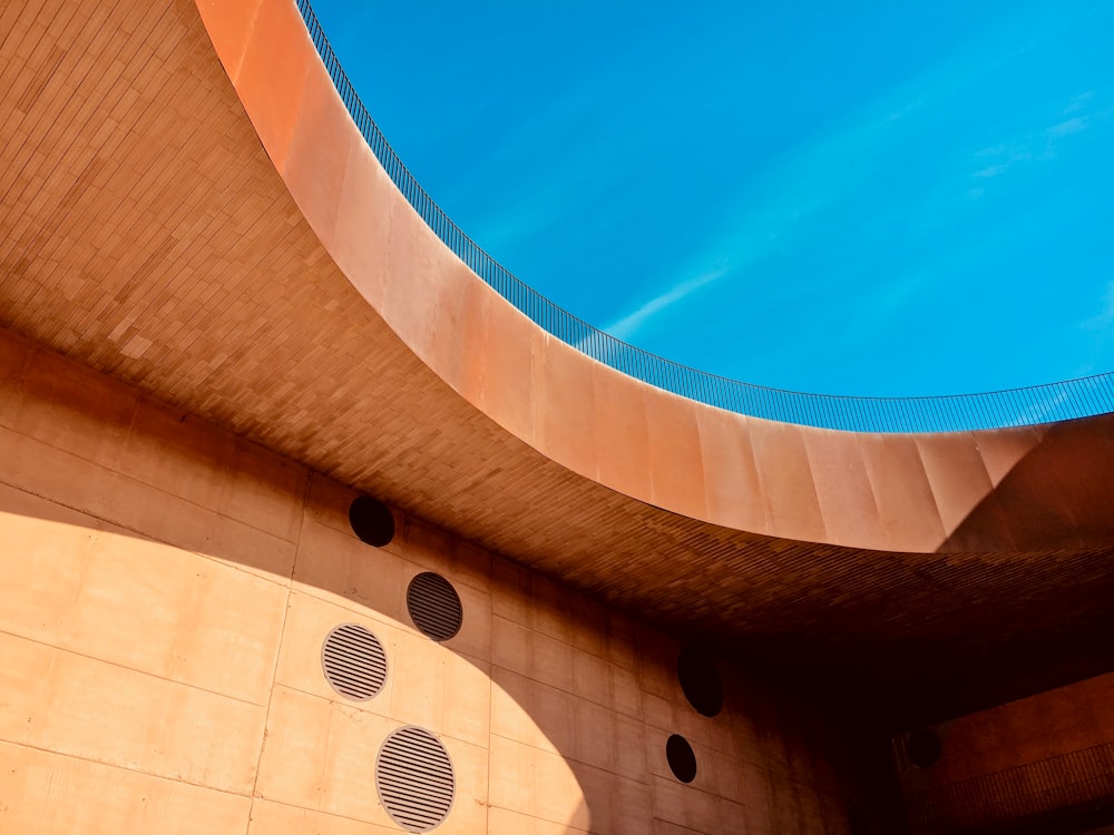 Scenario di un edificio marrone sotto le nuvole