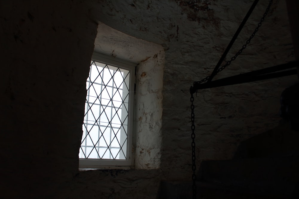 marco de ventana de madera blanca