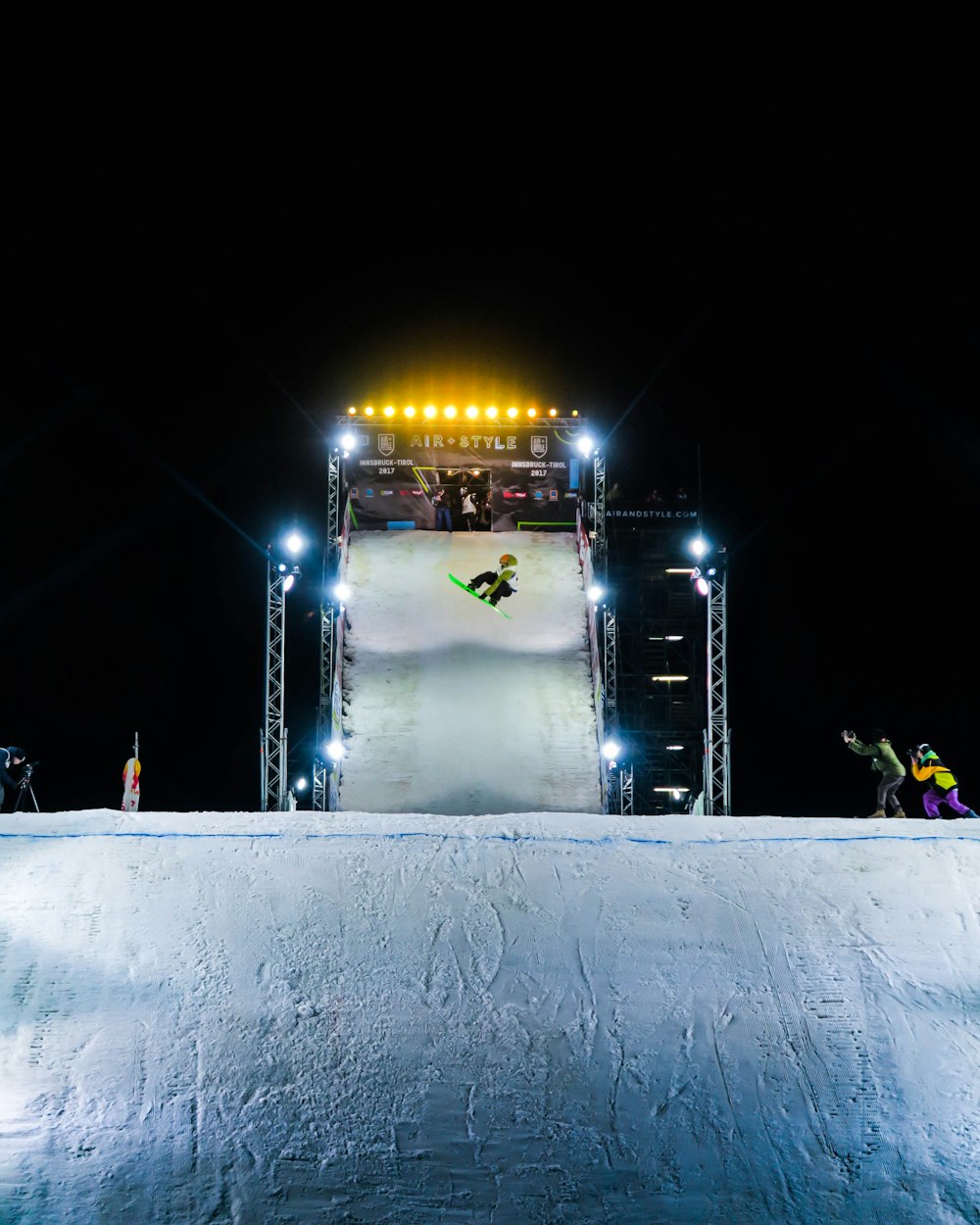 personnes faisant du snowboard pendant la nuit