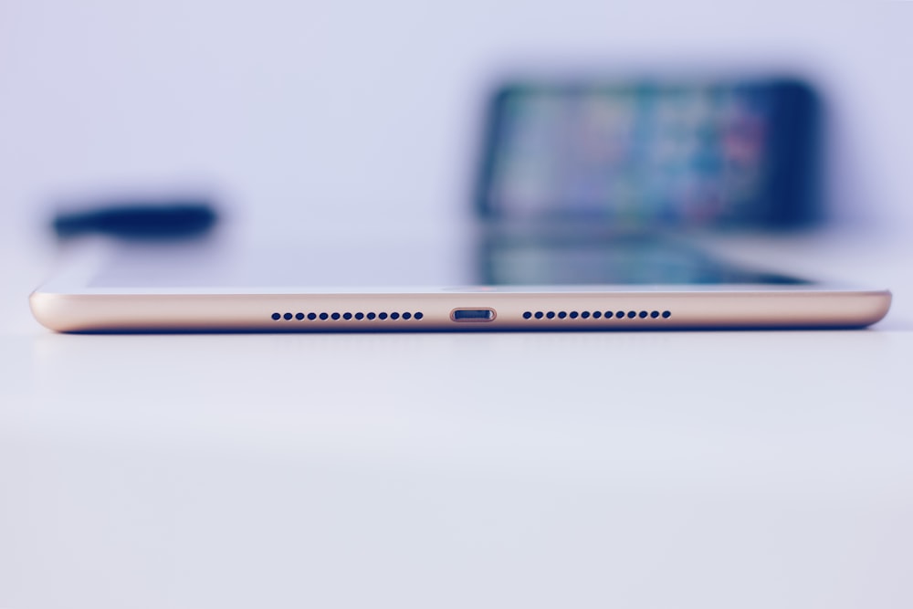 iPad mini dorado sobre superficie blanca