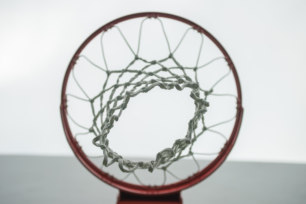Foto eines Basketballkorbs aus niedrigem Winkel
