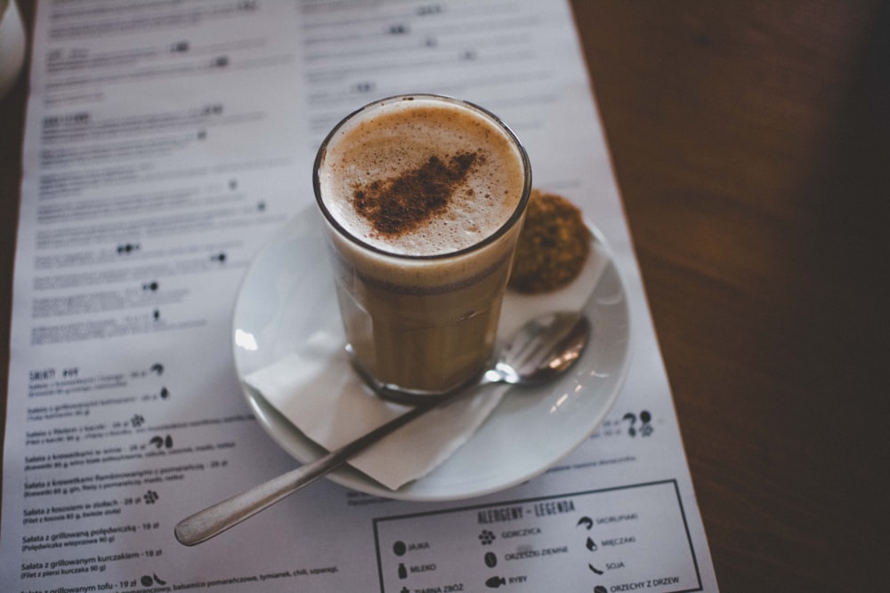 Getränk serviert auf Glasbecher mit Untertasse