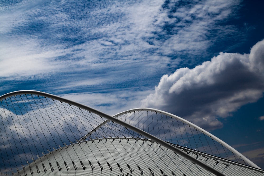 graues Gebäude unter bewölktem Himmel