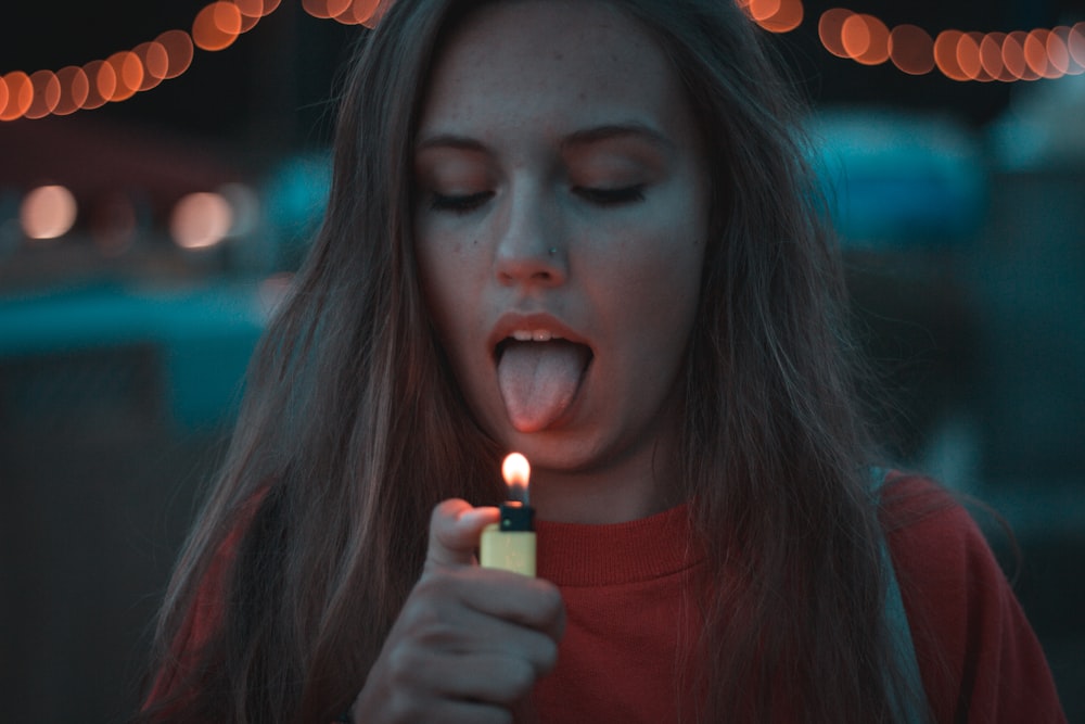 mujer encendiendo su lengua