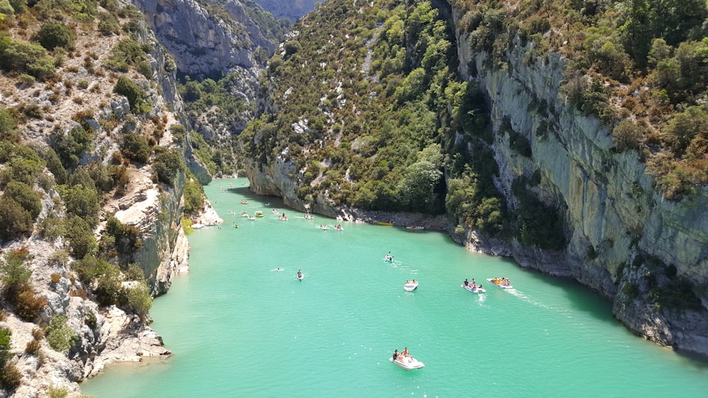 corpo de água cercado por montanhas