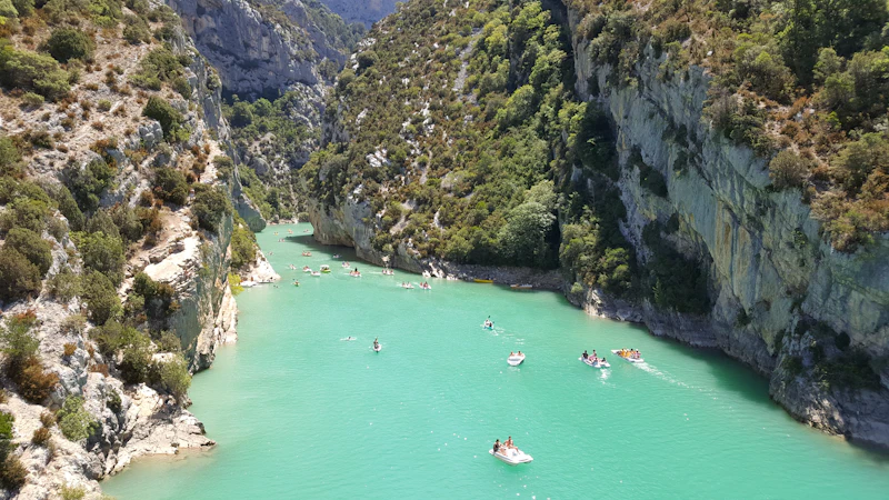 Kayaks on the turquoise water of the Verdon Gorge