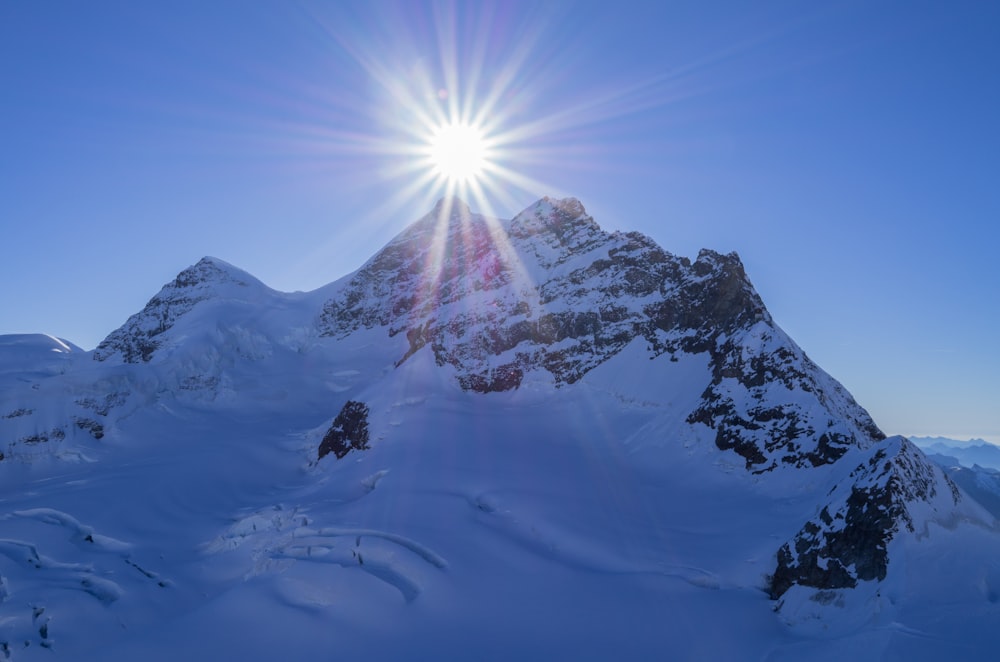 montanha coberta de neve sob céu azul claro
