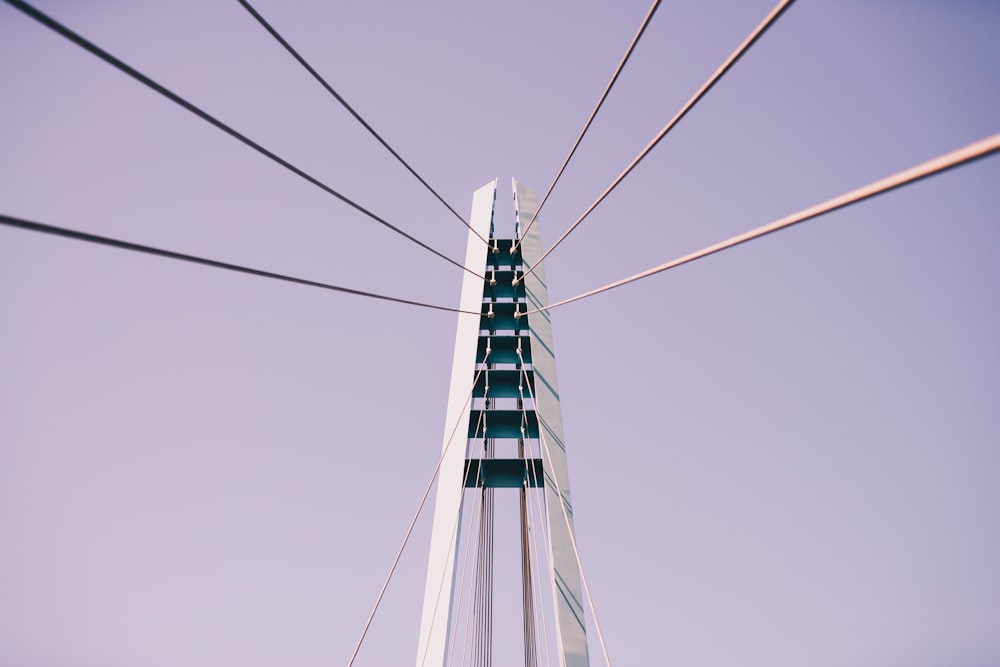 Stützturm der weißen Brücke