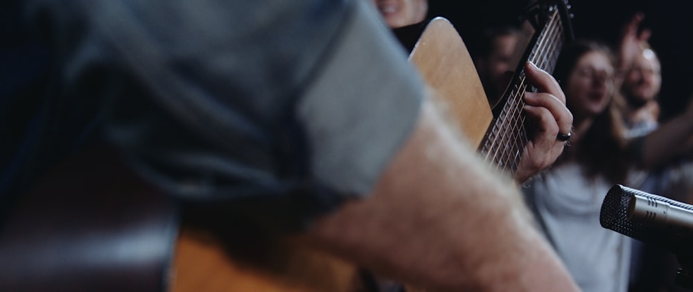 pessoa tocando guitarra