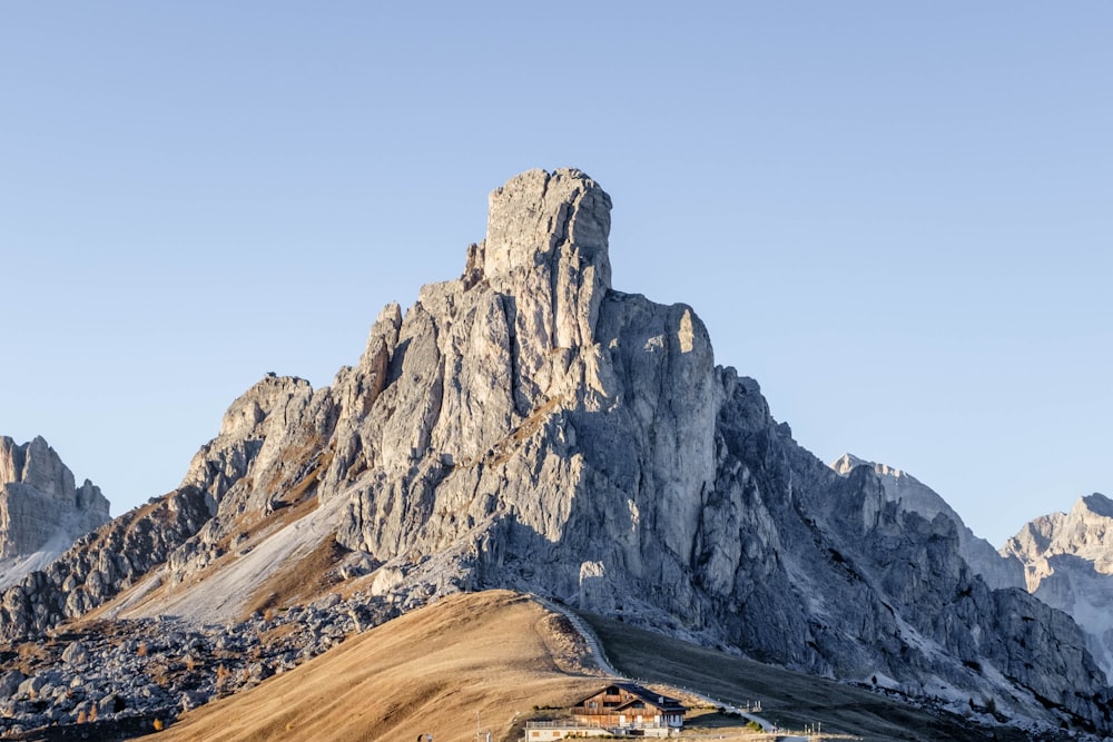 foto ajardinada de una montaña