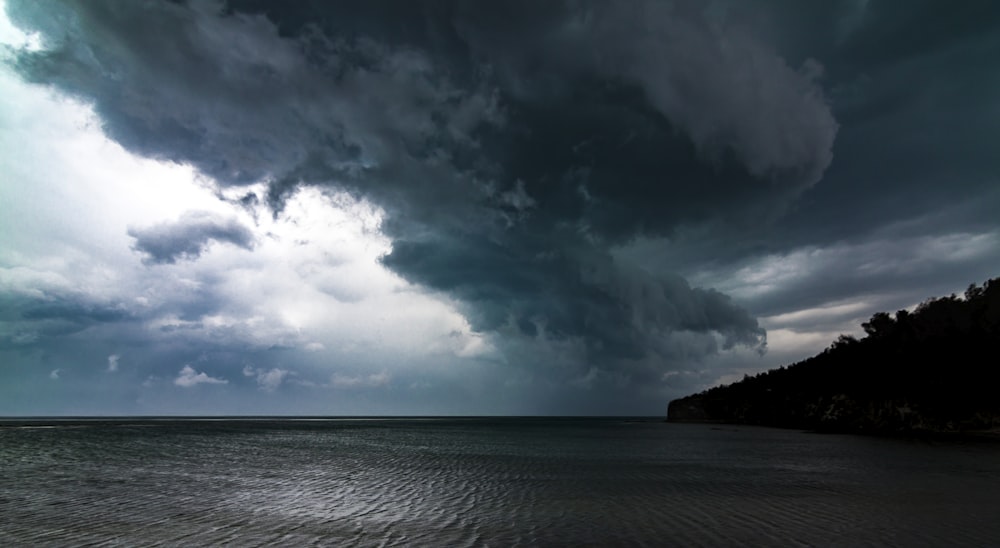 nubes blancas sobre el cuerpo de agua