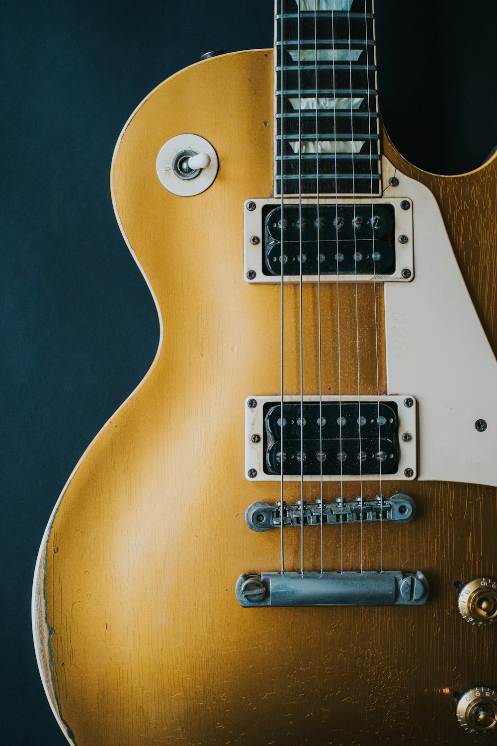 Fotografía de primer plano de guitarra eléctrica