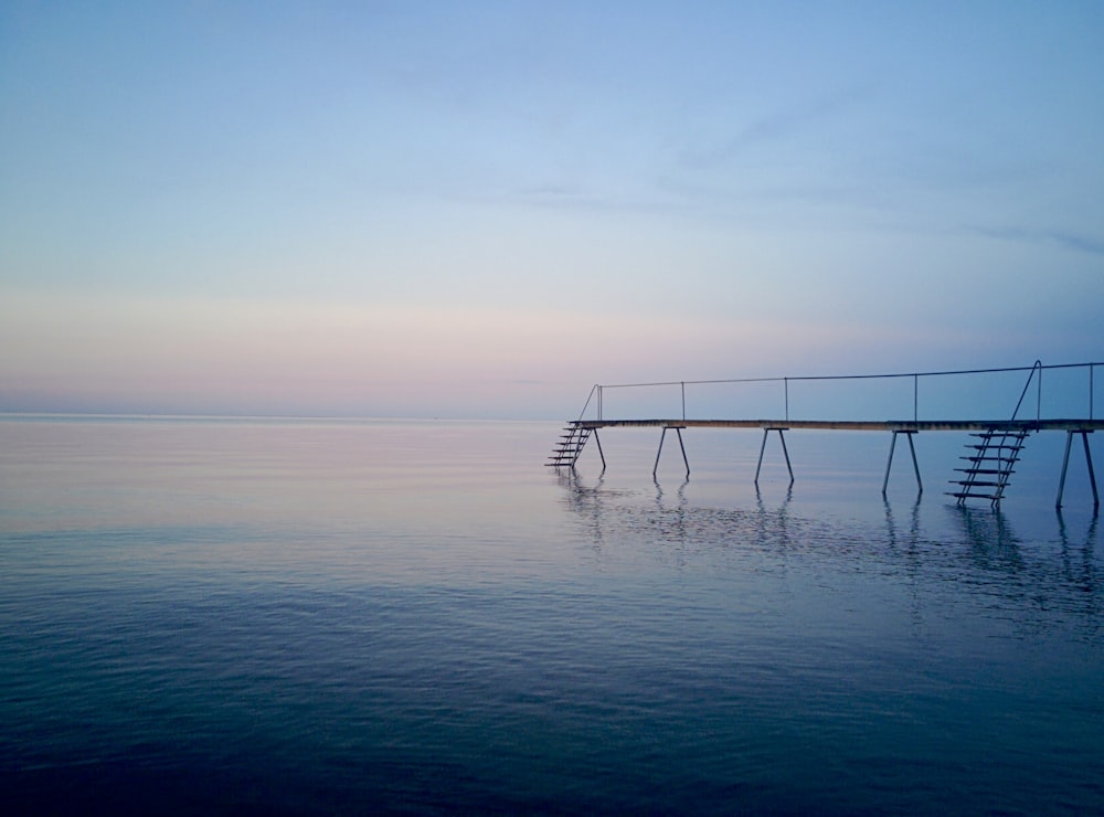 braune Dockbrücke aus Holz