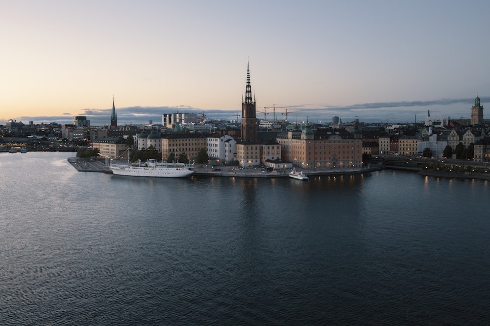 Paysage d’un plan d’eau à côté d’une ville