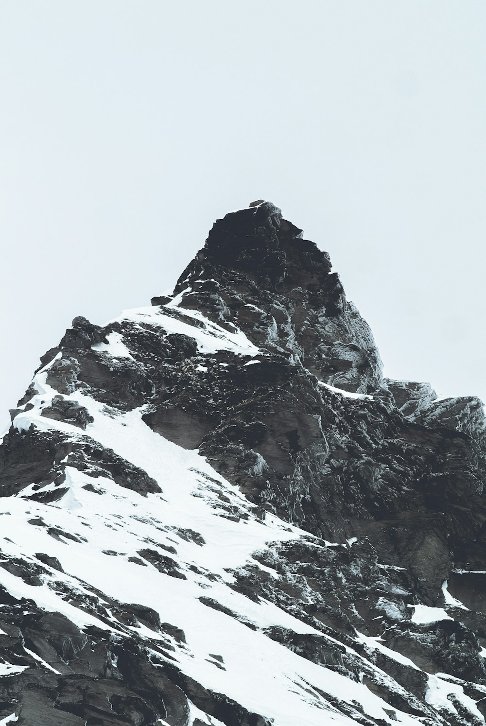 Graustufenfoto eines Berges