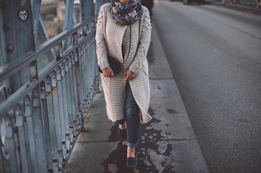Frau geht auf der Brücke spazieren