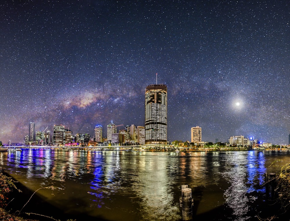 skyline della città di notte