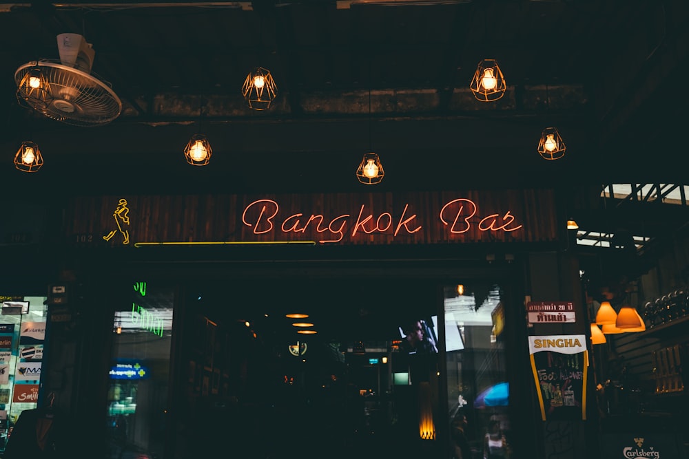 Segnaletica luminosa al neon del bar di Bangkok sulla parte anteriore dello stabilimento