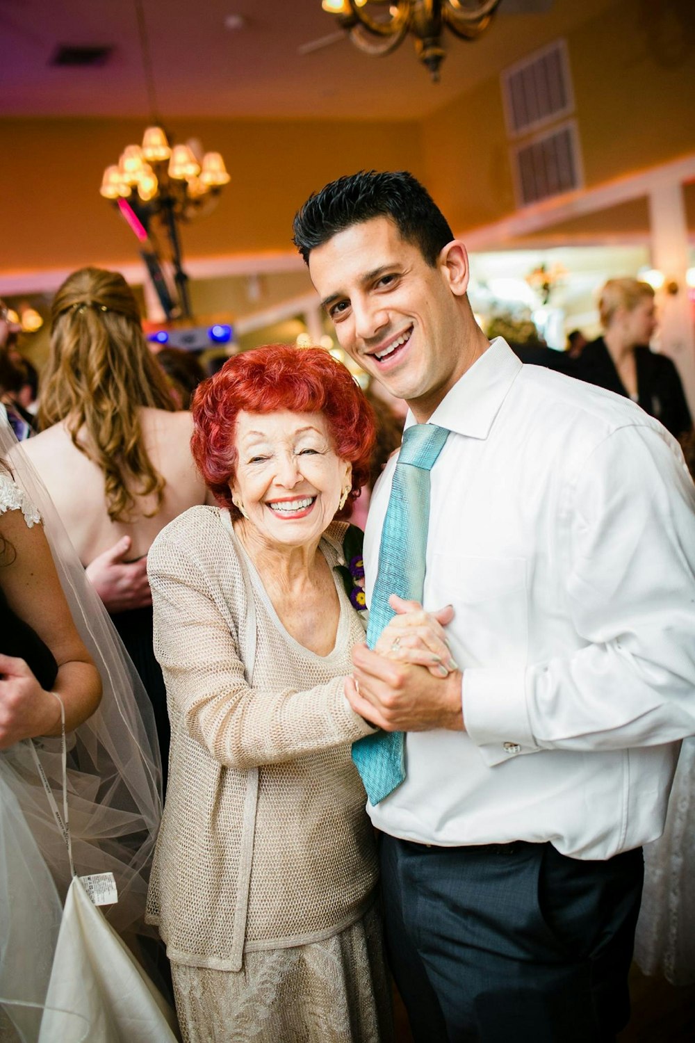homme et grand-mère dansant
