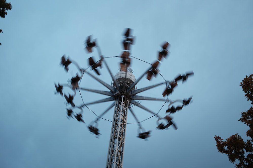 Grande roue noire et blanche sous le ciel bleu pendant la journée