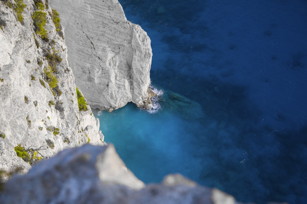 falaise blanche et verte au bord de l’océan