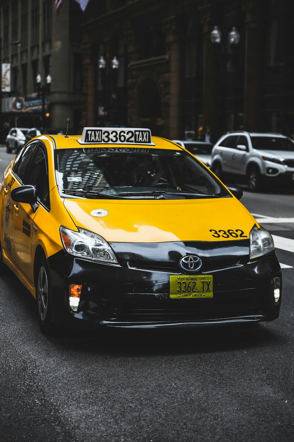 Taxi Toyota en la carretera de la ciudad durante el día