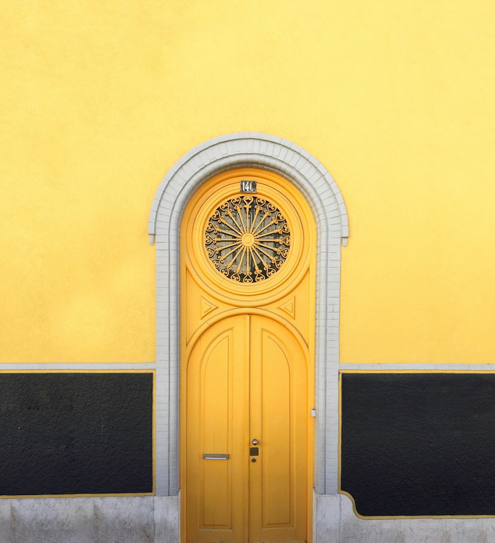 黄色い壁の間の黄色い木製のドア