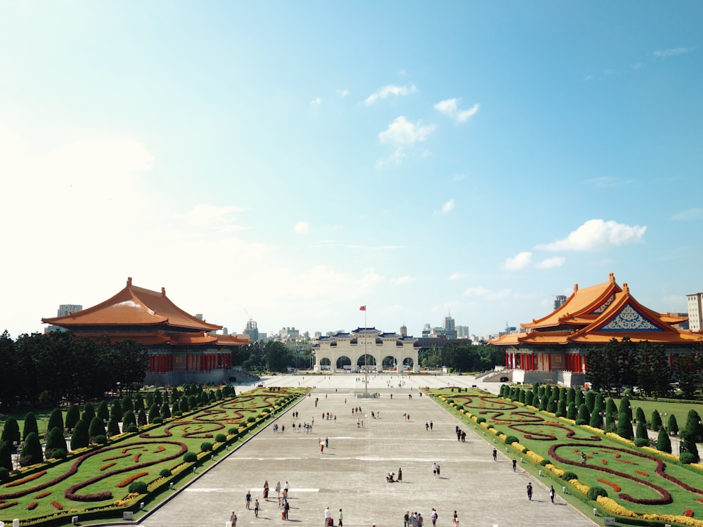 Personas que visitan un lugar turístico