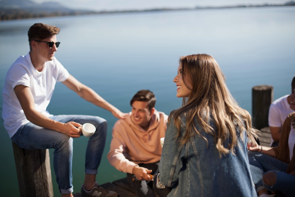 Grupo de personas sentadas en el muelle del barco