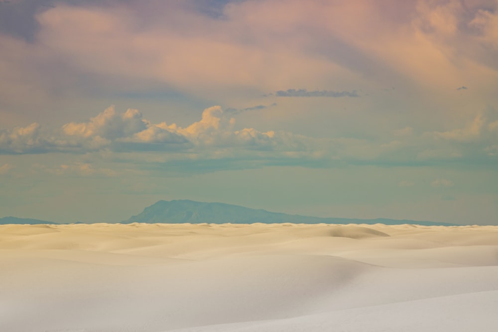 montanha cercada de nuvens