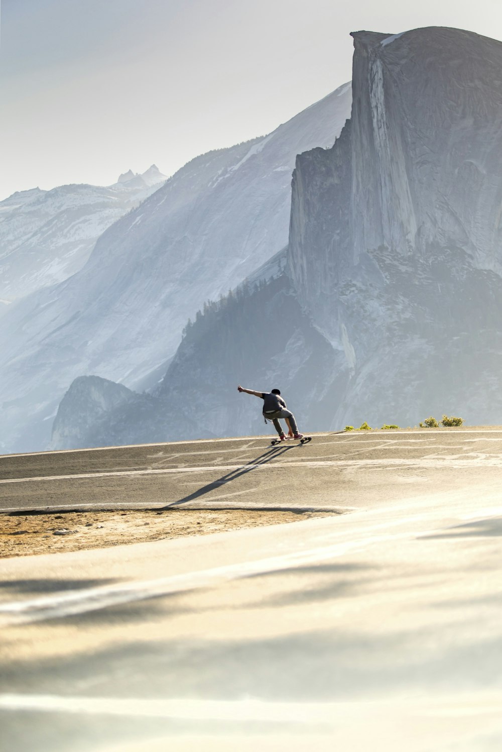 Mann fährt Longboard