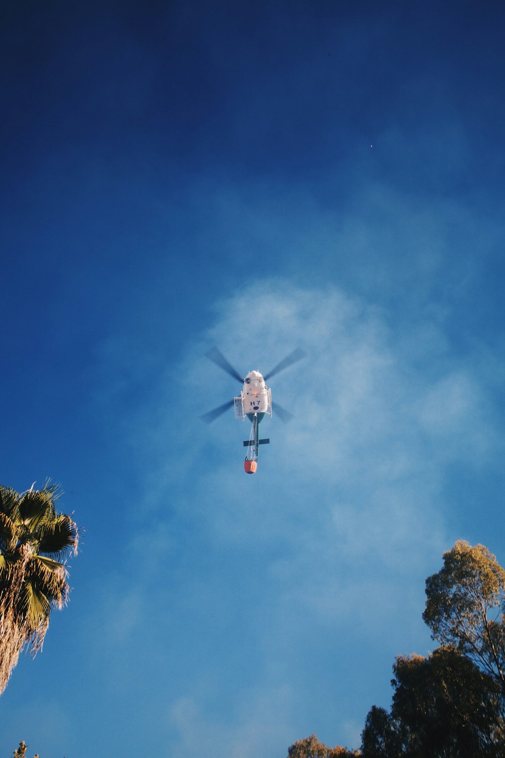 Fotografía de ángulo bajo de helicóptero