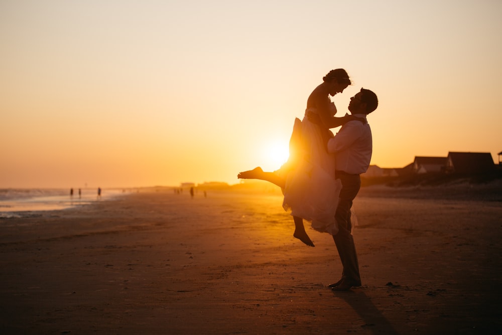 Foto da silhueta do homem e da mulher no litoral