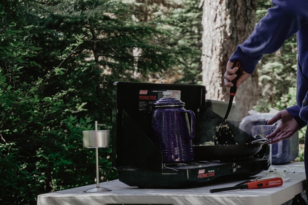 bollitore elettrico viola sul fornello