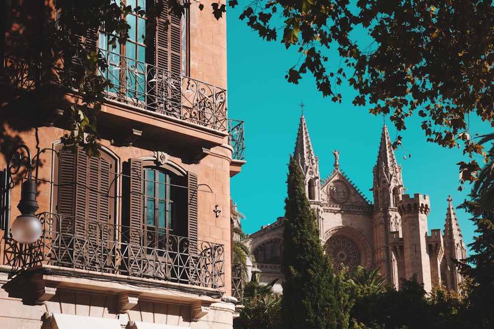 fotografia de baixo ângulo da catedral gótica