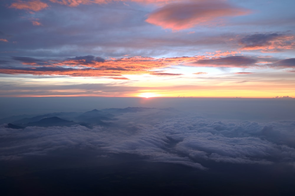 Nubes blancas durante el amanecer