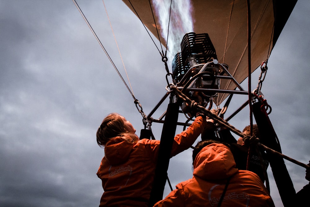 personas ajustando la llama en el globo aerostático