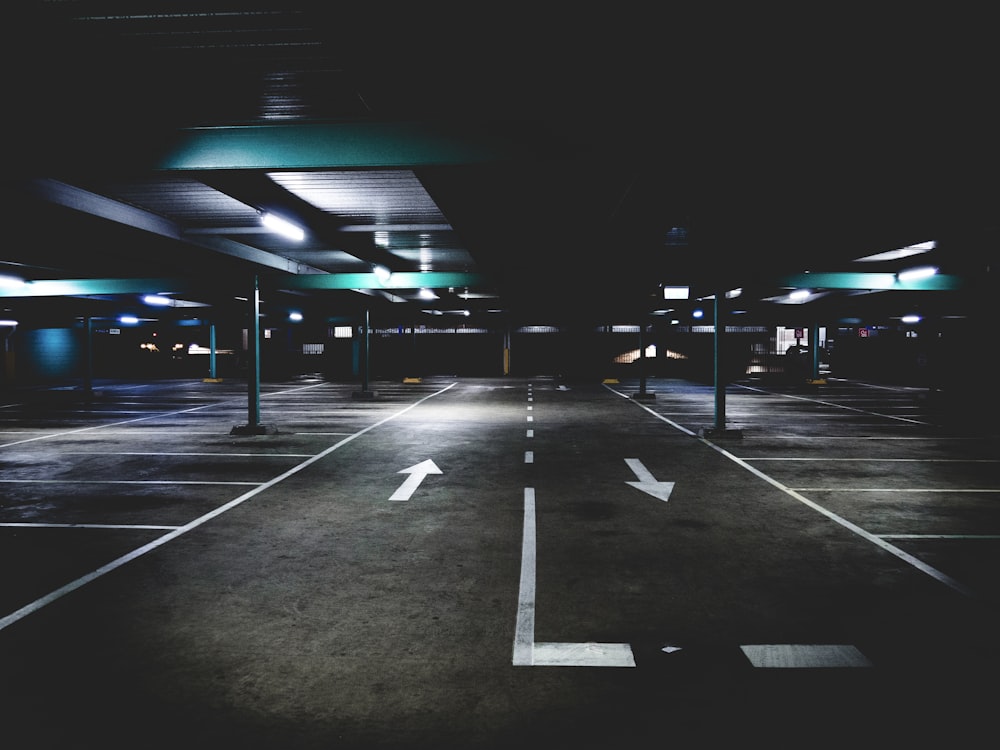 Área de estacionamiento de concreto gris debajo del edificio azul