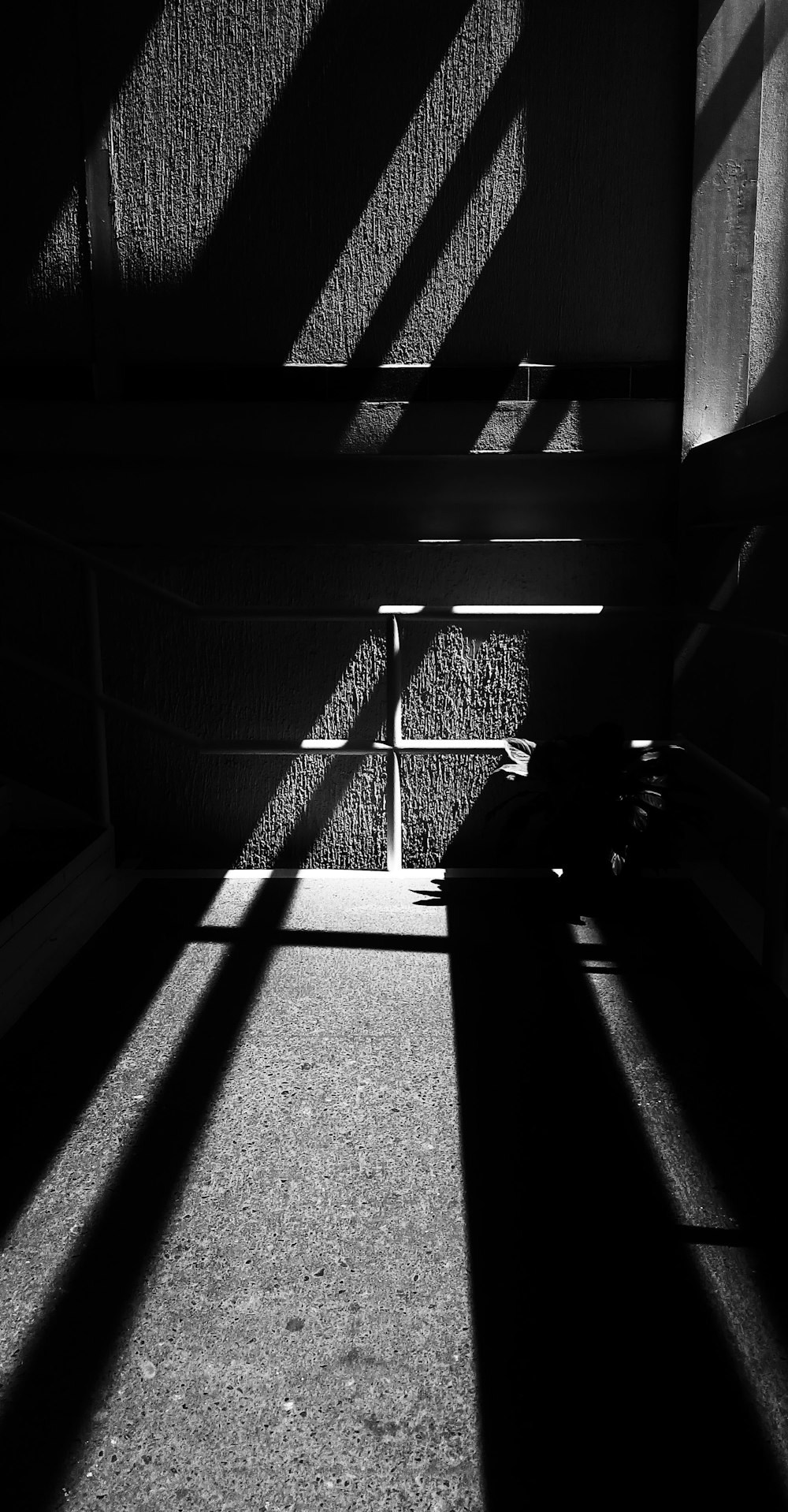 Photographie en niveaux de gris de murs avec des ombres